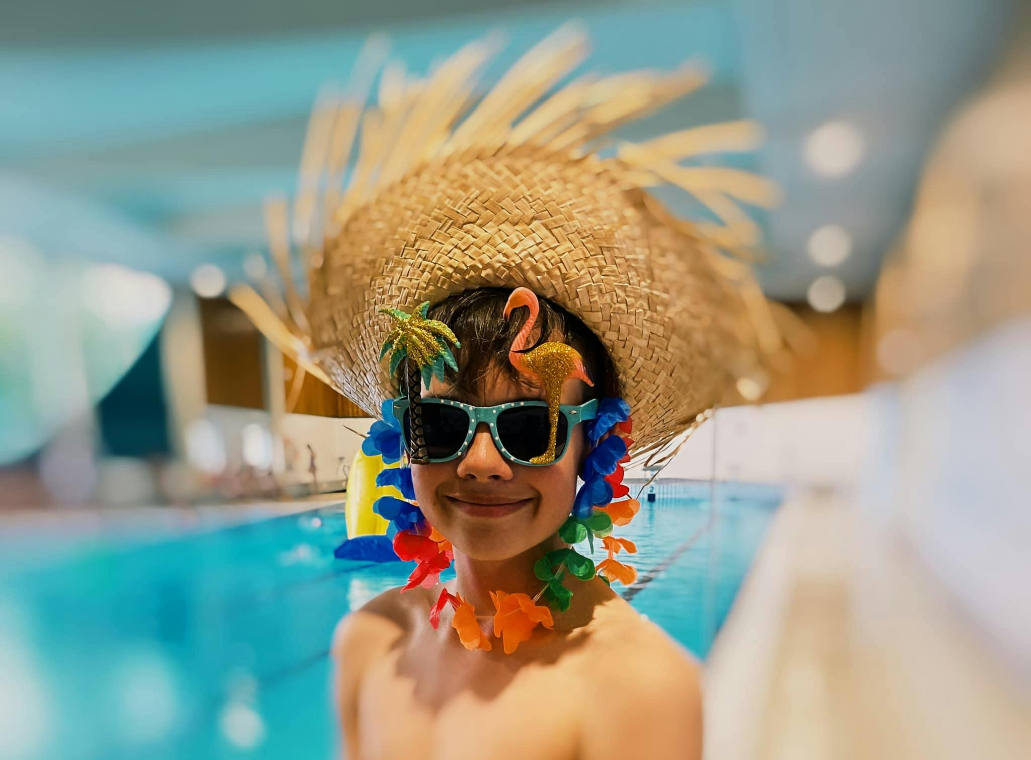Juniorbasen Hawaiiparty i svømmehallen